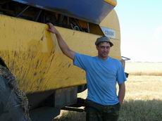 Комбайнер С.А. Вдовиченко работает на таком современном зерноуборочном комбайне первую страду, но говорит, что тот «слушается его» прекрасно.