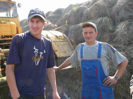 На закладке сенажа трудятся тракторист В.А. Богатыренко