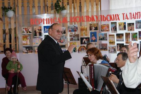 Играет народный оркестр баянистов и аккордеонистов (рук. В. Черников).