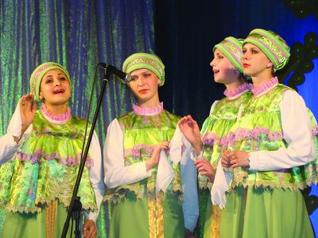 «Вечерок-то вечеряется» в исполнении вокального квартета (рук. М. Мисюна).