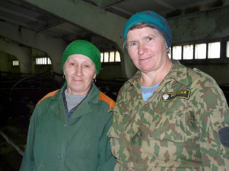 «Корм везут вовремя, хороший, подстилка у телят сухая, каждый день меняем, так чего им не расти», – резонно рассуждают лучшие телятницы Кудряевского отделения Зоя Владимировна Левочкина и Ирина Николаевна Мануйленко, работающие на ферме уже четверть века.