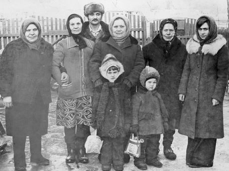 М.И Штрек в окружении близких (вторая справа).