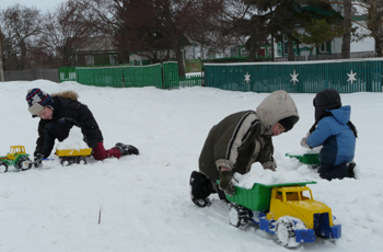 А для детворы из деревни Пучково вывоз снега с улиц – сейчас самая любимая игра.
