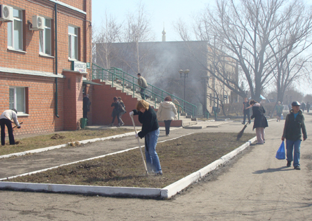 23 апреля коллектив отделения Сбербанка занимался уборкой своей территории.