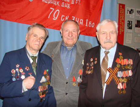 На встрече в музее в 2008 году под точной копией знамени Победы запечатлены бывшие фронтовики-гвардейцы (слева направо) В.Л. Павлевский, Д.А. Рыбас и И.В. Педяш.