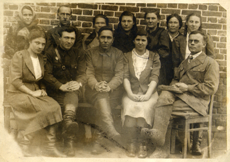 А.М. Скиба - средний в первом ряду, А.А. Скиба - средняя во втором ряду.