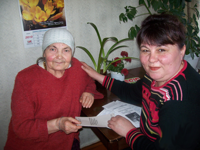 Заведующая отделением соцобслуживания Т.Б. Седельникова - частый и желанный гость в доме Л.И. Лядовой.