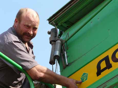 С.П. Койло механизатор ОПХ "Боевое" - победитель районного оперативного соревнования на уборочной