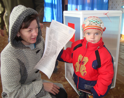 Дочка С.Г. Семочкиной Ариша голосует вместе с мамой.