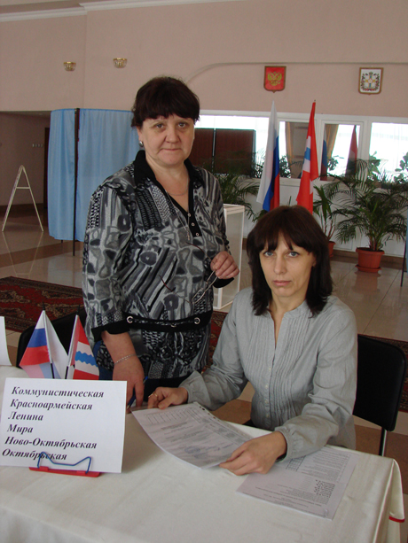 Председатель участковой комиссии избирательного участка № 3 Т.А. Бакуменко (справа) и секретарь Е.В. Жицкая.