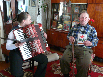 Участник Великой Отечественной войны Петр Иванович Бутузов был очень тронут устроенным для него домашним концертом.