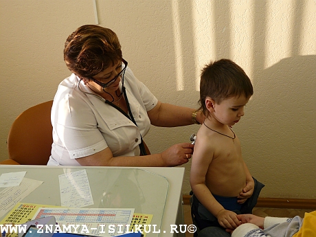 В детской консультации, разместившейся на первом этаже новой поликлиники, созданы прекрасные условия для приема ребятишек и работы медиков.