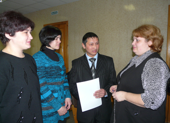 Депутаты Совета Первотаровского СП Наталья Серикова, Виктория Львова, глава Каскатского СП Жаслан Еликпаев, председатель молодежного общественного Совета Украинского СП Надежда Токарева стали членами молодежной палаты.