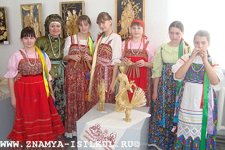 Изделия из соломки, традиционные наряды и звонкие голоса девушек из Лесного создали в зале атмосферу Древней Руси.