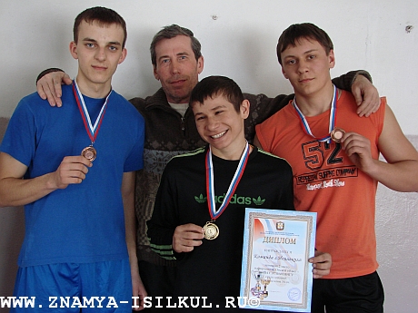 Победители-пауэрлифтеры с тренером В.И. Зубковым.