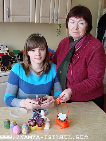 Ведущая "Хозяюшки" Н.И. Сахань со своей ученицей Еленой Казанцевой демонстрируют свои сувениры.