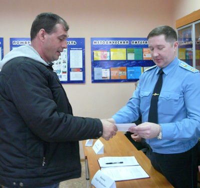 А.А. Кулевцу как активному дружиннику пограничники вручили премию.