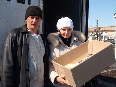 Цыплят получают участники проекта Сергей и Людмила Ямановы из Солнцевки.