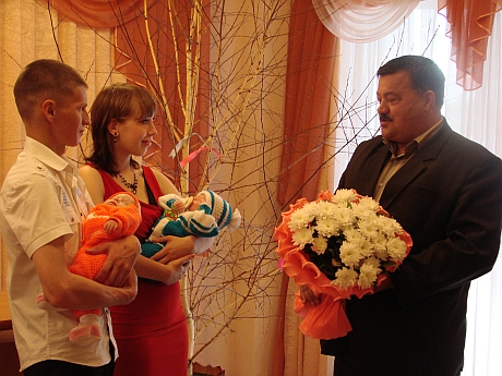 Двойняшки получили подарки от главы города.