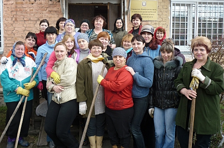 Коллектив БУ «Центр социальных выплат и материально- технического обеспечения Омской области по Исилькульскому району» активно участвует в общегородских мероприятиях. На фото: все - на субботник.