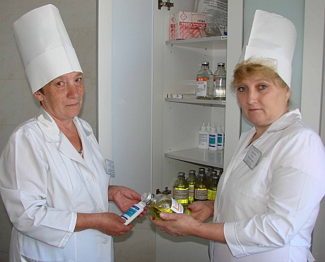 Медсестра хирургического отделения Л.А. Брагина и старшая акушерка О.М. Куклина посвятили работе в медицине всю жизнь.