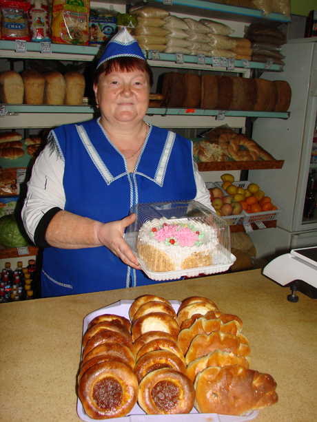 Самую вкусную выпечку и не только вам предложит продавец магазина «Сдоба» Л.В. Четверикова.