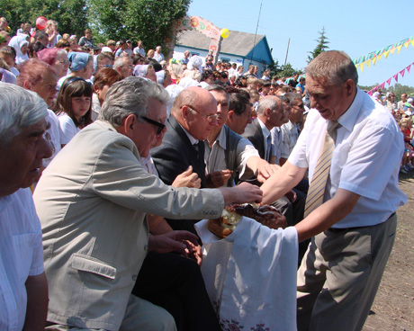 По традиции почетным гостям праздника преподнесли хлеб-соль.