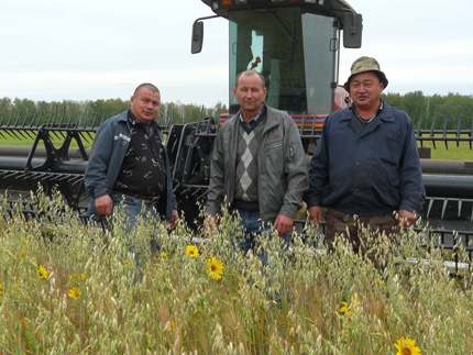 Механизаторы Мурзабек и Кадырбек Каскеевы и главный агроном СПК «Лесной» Сергей Пономарев.