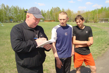 Более 10 лет трудится в Украинской СОШ учитель физкультуры К.А. Алексеев. В минувшем учебном году его ученики стали призерами многих соревнований районного уровня.