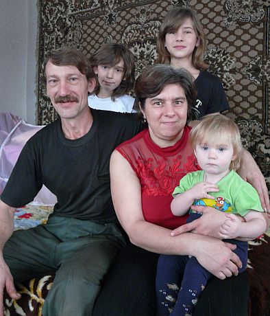 На фото семьи Захожих не хватает пятилетней Гали и четырехлетнего Саши, находящихся в детском саду.