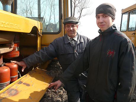Мастер производственного обучения ПУ-28 В.А.Бутерус отмечает большие успехи своего ученика Максима Игнатова в освоении сельскохозяйственной техники.