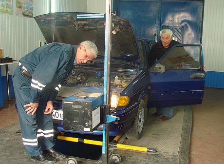 Эксперт пункта ТО В.В. Морозов проводит техническое диагностирование.