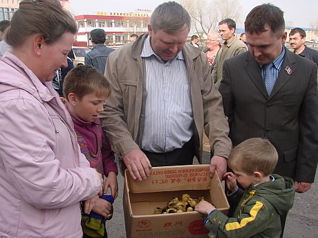 На фото: семья Зименс - участники проекта «Сельское подворье» и депутат Законодательного Собрания Омской области С.С. Бонковский.