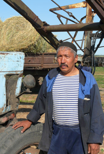 По словам работающего на стогомете механизатора Ленинского отделения ФГУП «Боевое» М.А. Кусаинова, в том, чтобы сложить рулоны сена штабелями, нет никакой сложности.