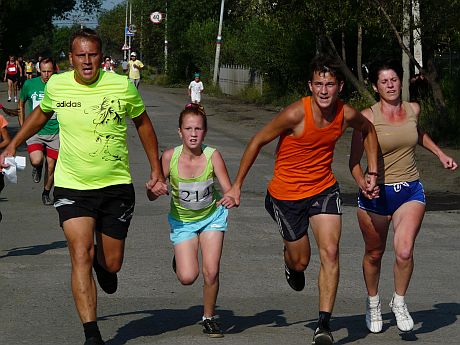 Победный финиш семейной команды Одрузовых – учителей средней школы № 2 Вадима Николаевича и Татьяны Николаевны и их детей девятиклассника Александра и третьеклассницы Кристины.