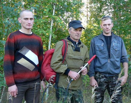 В эти жаркие дни главная забота заместителя директора Исилькульского лесхоза К.С. Силюка, вальщика А.И. Ковтуна и водителя В.Н. Бурмистрова – не допустить в лес огня.