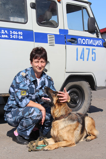 Глядя на Елену Курашову с ее питомицей Боной, отмечаешь взаимопонимание и тёплую дружбу.