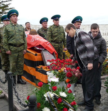 К гробу воина-земляка исилькульцы возложили цветы и венки.