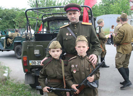 Луганский поисковик Дмитрий Орлов с юными патриотами.