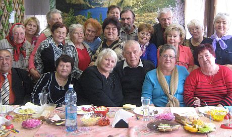 Члены местного отделения общества инвалидов стараются отмечать праздники вместе.