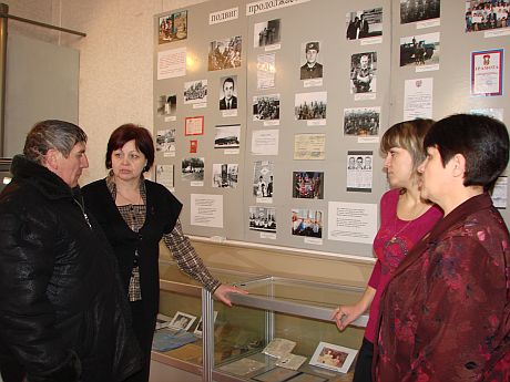 В.П. Вяткин беседует с сотрудниками музея.