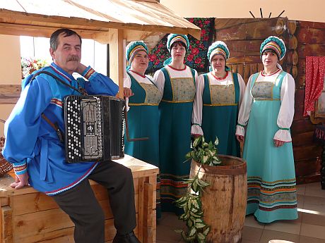 Участники вокальной группы «Россияне» Баррикадского Дома культуры (руководитель Л. Янцен, аккомпаниатор А. Давыденко) соединяют в своем творчестве высокий профессионализм и искреннюю любовь к русской песне.