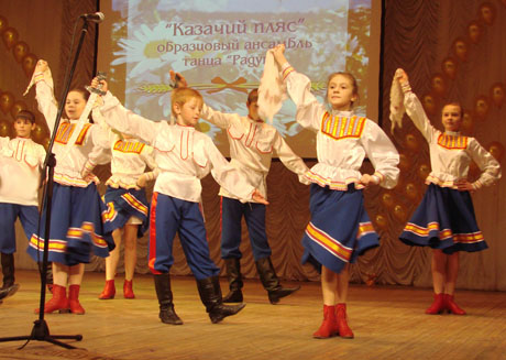 Казачий пляс в исполнении образцового ансамбля «Радуга».