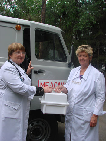 На фото: врач общей практики Галина Гербертовна Решоткина и медсестра процедурного кабинета Тамара Николаевна Климанова.