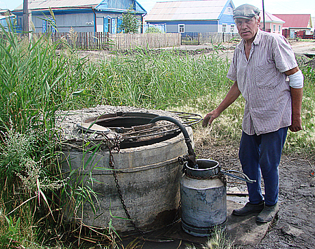 Исилькулец А.И. Сидунов живет в доме с водопроводом, но за водой в эти дни ходит, как и многие другие горожане, за два квартала.