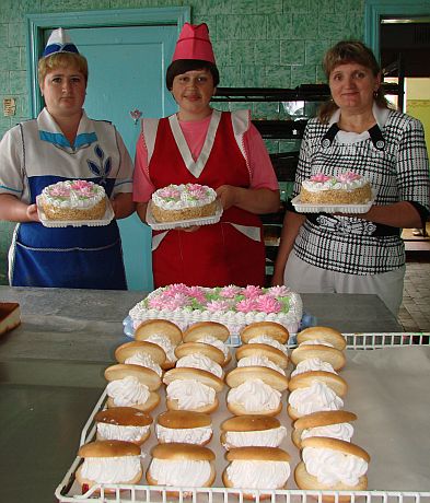 До 50 наименований пирожных, тортов и прочих «вкусностей» готовит кондитерский цех филиала «Общепит». На фото: кондитеры Нина Котюкова и Наталья Плаксюк, заведующая цехом Лидия Зозуля.