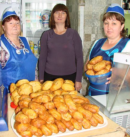 550 тысяч рублей в месяц - оборот собственной продукции в магазине «Сдоба». На фото: продавцы Людмила Четверикова и Алена Дроздецкая, технолог Елена Караченцева (в центре).