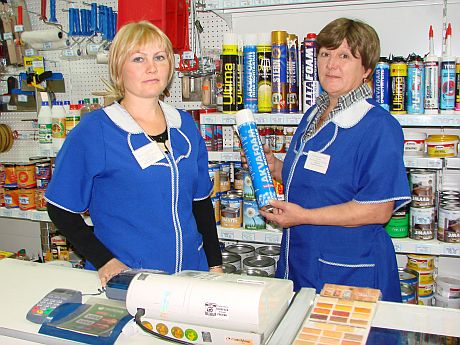 В магазине «Домашний мастер» определиться с выбором нужных стройматериалов помогут продавцы Оксана Четверикова и Елена Шарапова.