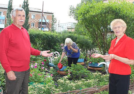 Полюбуйтесь на наш цветник, - предлагают З.И. Ходоновская и Ф.А. Кузнецов.