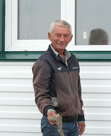 Бетонщик В.В. Козуля наводит лоск на фундамент после заливки отмосток.